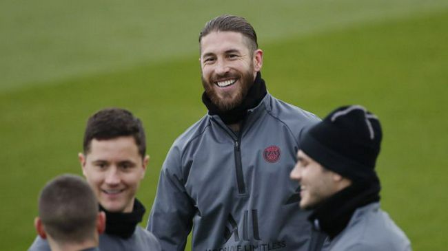 被男朋友扒下脱裙子撅屁股动漫